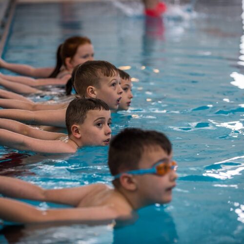 children swimming in swimming lessons