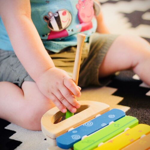 toddler plating with a wodden xylophone toy